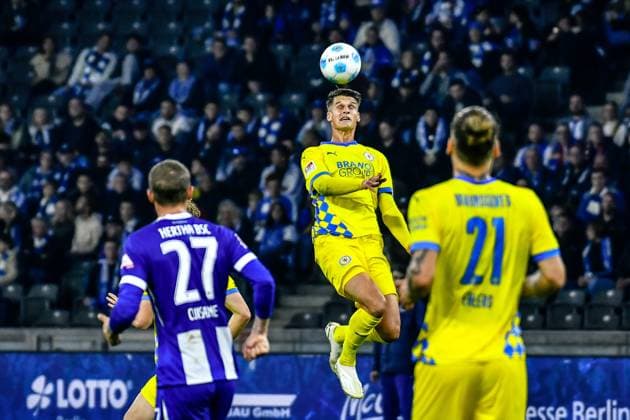 18 10 2024, xlakx, Fußball 2 Bundesliga, Hertha BSC Berlin Eintracht Braunschweig emspor, v l Levente Szabo Eintracht Braunschweig 11 ,zum Kopfball DFL DFB REGULATIONS PROHIBIT ANY USE OF PHOTOGRAPHS as IMAGE SEQUENCES and or QUASI VIDEO Daniel Lakomski Jan Huebner Berlin Daniel Lakomski