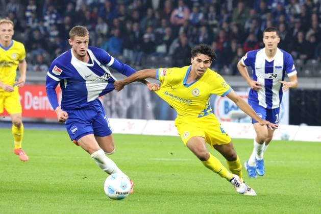 DEU, DFL, 2 FBL, Hertha BSC vs Braunschweig, 18 10 2024, Berliner Olympiastadion, Berlin, DEU, DFL, 2 FBL, Hertha BSC vs Braunschweig, im Bild Michael Cuisance Hertha BSC Berlin 27 , Johann Gomez Eintracht Braunschweig 44 DFL regulations prohibit any use of Photographs as image sequences and or quasi video Foto Juergen Engler nordphoto GmbH nordphotoxGmbHx xEngler nph00076