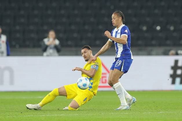 18 10 2024, xtgx, Soccer 2 Bundesliga, Hertha BSC Berlin Eintracht Braunschweig emspor, v l Ermin Bicakcic Braunschweig, 6 , Derry Scherhant Hertha, 39 duel, fight, tackle DFL DFB REGULATIONS PROHIBIT ANY USE OF PHOTOGRAPHS as IMAGE SEQUENCES and or QUASI VIDEO Berlin
