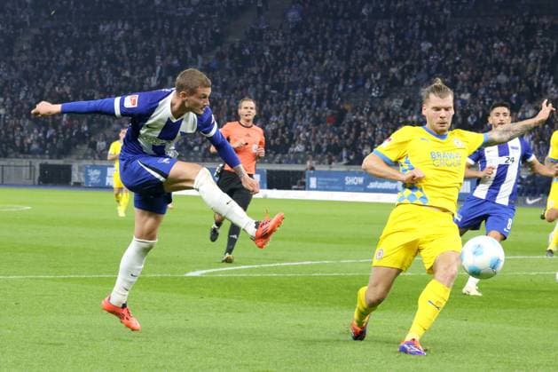 DEU, DFL, 2 FBL, Hertha BSC vs Braunschweig, 18 10 2024, Berliner Olympiastadion, Berlin, DEU, DFL, 2 FBL, Hertha BSC vs Braunschweig, im Bild Michael Cuisance Hertha BSC Berlin 27 , Kevin Ehlers Eintracht Braunschweig 21 DFL regulations prohibit any use of Photographs as image sequences and or quasi video Foto Juergen Engler nordphoto GmbH nordphotoxGmbHx xEngler nph00076