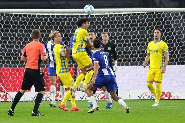 Berlin, 18 10 24, Soccer, 2 Bundesliga, Matchday 9, Hertha BSC Eintracht Braunschweig, Olympiastadion Johan Gomez of Eintracht Braunschweig fights for the ball against Berlins Kevin Sessa DFL regulations and DFB regulations prohibit any use of photographs as image sequences and or quasi video, Foto Andreas Gora Hertha BSC Eintracht Braunschweig
