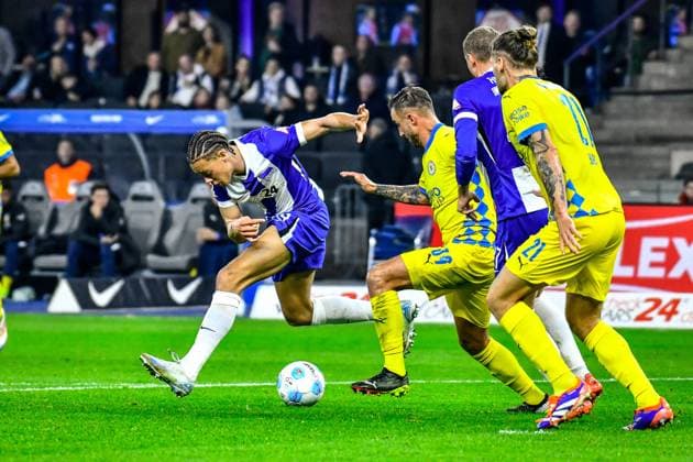 18 10 2024, xlakx, Fußball 2 Bundesliga, Hertha BSC Berlin Eintracht Braunschweig emspor, v l Derry Scherhant Hertha BSC 39 ,Robin Krauße Eintracht Braunschweig 39 ,Zweikampf, Duell, Kampf, tackle DFL DFB REGULATIONS PROHIBIT ANY USE OF PHOTOGRAPHS as IMAGE SEQUENCES and or QUASI VIDEO Daniel Lakomski Jan Huebner Berlin Daniel Lakomski