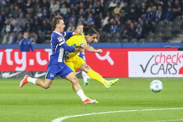18 10 2024, xtgx, Soccer 2 Bundesliga, Hertha BSC Berlin Eintracht Braunschweig emspor, v l Michal Karbownik Hertha, 33 , Rayan Philippe Braunschweig, 9 two DFL DFB REGULATIONS PROHIBIT ANY USE OF PHOTOGRAPHS as IMAGE SEQUENCES and or QUASI VIDEO Berlin