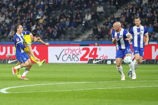 18 10 2024, xtgx, Soccer 2 Bundesliga, Hertha BSC Berlin Eintracht Braunschweig emspor, v l Michal Karbownik Hertha, 33 , Rayan Philippe Braunschweig, 9 two DFL DFB REGULATIONS PROHIBIT ANY USE OF PHOTOGRAPHS as IMAGE SEQUENCES and or QUASI VIDEO Berlin