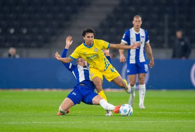 Soccer, Men, Season 2024 2025, 2 Bundesliga 9 Matchday , Hertha BSC Eintracht Braunschweig, v l Michael Cuisance Hertha BSC , Johan Gomez Braunschweig , 18 10 2024, Copyright: xSebastianxRäppold MatthiasxKochx