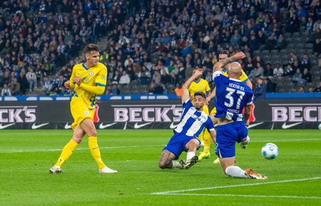 Soccer, Men, Season 2024 2025, 2 Bundesliga 9 Matchday , Hertha BSC Eintracht Braunschweig, v l Levente Szabo Braunschweig scores the goal to 0 1 against Kevin Sessa Hertha BSC and Toni Leistner Hertha BSC , 18 10 2024, Copyright: xSebastianxRäppold MatthiasxKochx