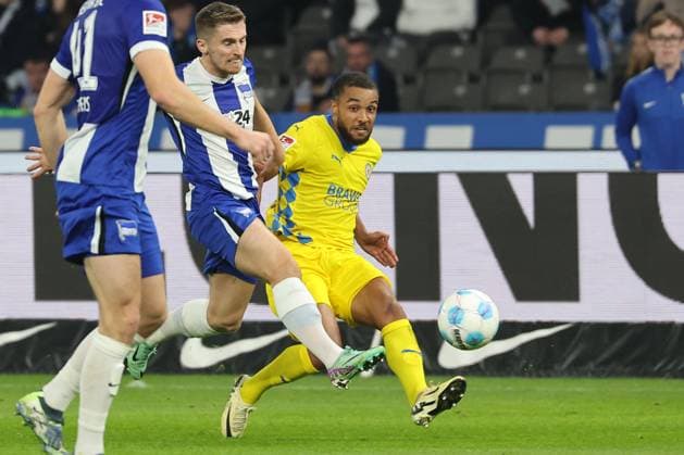 Berlin, 18 10 24, Soccer, 2 Bundesliga, Matchday 9, Hertha BSC Eintracht Braunschweig, Olympiastadion Johan Gomez of Eintracht Braunschweig fights for the ball against Berlins Jonjoe Kenny DFL regulations and DFB regulations prohibit any use of photographs as image sequences and or quasi video, Foto Andreas Gora Hertha BSC Eintracht Braunschweig