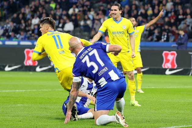 Berlin, 18 10 24, Soccer, 2 Bundesliga, Matchday 9, Hertha BSC Eintracht Braunschweig, Olympiastadion Levente Szabo of Eintracht Braunschweig scores 1 0 DFL regulations and DFB regulations prohibit any use of photographs as image sequences and or quasi video, Foto Andreas Gora Hertha BSC Eintracht Braunschweig