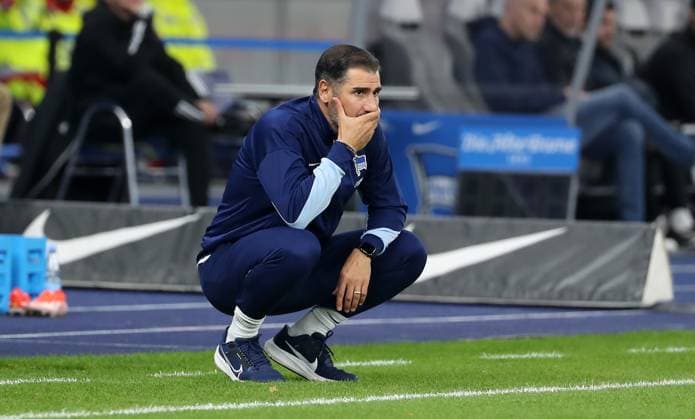 Coach Cristian Fiel pensive single image cropping action sport soccer soccer DFL 2 Bundesliga men 9 matchday season 2024 2025 18 10 2024 Hertha BSC Berlin vs Eintracht Braunschweig BTSV DFL regulations prohibit any use of photographs as image sequences and or quasi video