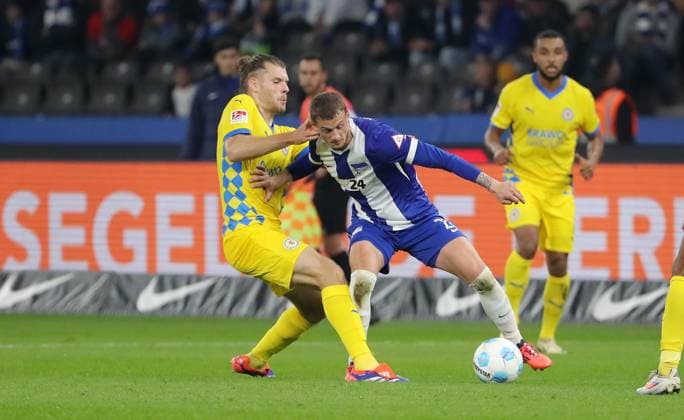 Kevin Ehlers foul on Michael Cuisance duel match scene action sport soccer soccer DFL 2 Bundesliga men 9 matchday season 2024 2025 18 10 2024 Hertha BSC Berlin vs Eintracht Braunschweig BTSV DFL regulations prohibit any use of photographs as image sequences and or quasi video