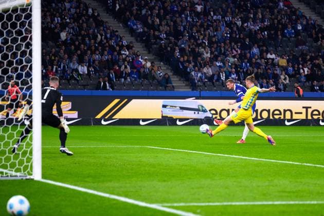 Lennart Grill Eintracht Braunschweig, 01 , Kevin Ehlers Eintracht Braunschweig, 21 , GER, Hertha BSC vs Eintracht Braunschweig, Soccer Men, 2 Bundesliga, Season 2024 2025, 09 Matchday, 18 10 2024 DFL REGULATES PROHIBIT ANY USE OF PHOTOGRAPHS AS IMAGE SEQUENCES AND OR QUASI VIDEO GER, Hertha BSC vs Eintracht Braunschweig, Soccer Men, 2 Bundesliga, Season 2024 2025, 09 Matchday, 18 10 2024 Berlin Copyright: xEibner-Pressefotox xClaudiusxRauchx EP_CRH