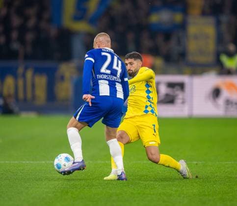 Soccer, Men, Season 2024 2025, 2 Bundesliga 9 Matchday , Hertha BSC Eintracht Braunschweig, v l Jon Dagur Thorsteinsson Hertha BSC , Fabio Kaufmann Braunschweig , 18 10 2024, Copyright: xSebastianxRäppold MatthiasxKochx