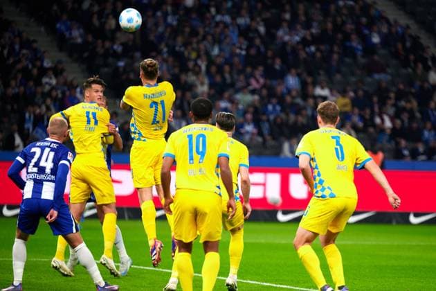 Levente Szabo Eintracht Braunschweig, 11 , Kevin Ehlers Eintracht Braunschweig, 21 , Header, GER, Hertha BSC vs Eintracht Braunschweig, Soccer Men, 2 Bundesliga, Season 2024 2025, 09 Matchday, 18 10 2024 DFL REGULATES PROHIBIT ANY USE OF PHOTOGRAPHS AS IMAGE SEQUENCES AND OR QUASI VIDEO GER, Hertha BSC vs Eintracht Braunschweig, Soccer men, 2 Bundesliga, Season 2024 2025, 09 Matchday, 18 10 2024 Berlin Copyright: xEibner-Pressefotox xClaudiusxRauchx EP_CRH