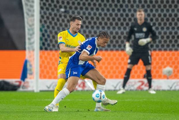Soccer, Men, Season 2024 2025, 2 Bundesliga 9 Matchday , Hertha BSC Eintracht Braunschweig, v l Ermin Bicakcic Braunschweig , Derry Scherhant Hertha BSC , 18 10 2024, Copyright: xSebastianxRäppold MatthiasxKochx