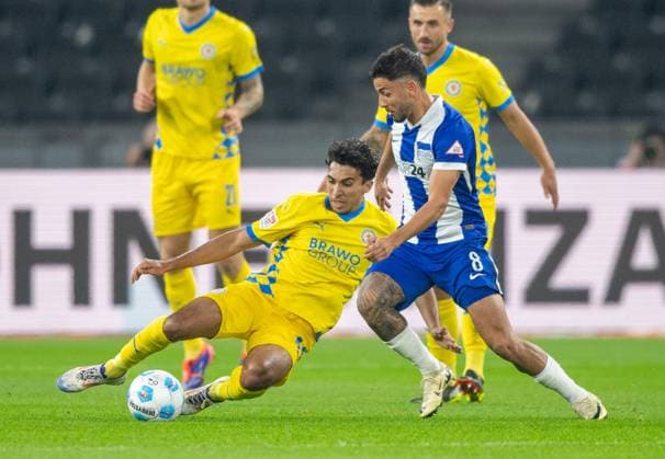 Soccer, Men, Season 2024 2025, 2 Bundesliga 9 Matchday , Hertha BSC Eintracht Braunschweig, v l Johan Gomez Braunschweig , Kevin Sessa Hertha BSC , 18 10 2024, Copyright: xSebastianxRäppold MatthiasxKochx