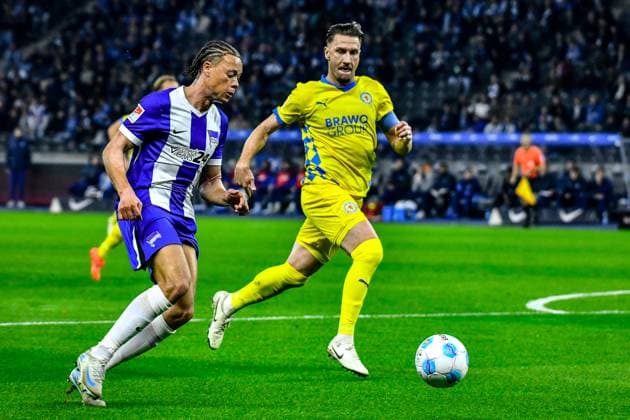 18 10 2024, xlakx, Fußball 2 Bundesliga, Hertha BSC Berlin Eintracht Braunschweig emspor, v l Derry Scherhant Hertha BSC 39 ,Ermin Bicakcic Eintracht Braunschweig 6 ,Zweikampf, Duell, Kampf, tackle DFL DFB REGULATIONS PROHIBIT ANY USE OF PHOTOGRAPHS as IMAGE SEQUENCES and or QUASI VIDEO Daniel Lakomski Jan Huebner Berlin Daniel Lakomski