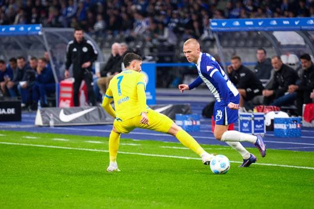 Fabio Kaufmann Eintracht Braunschweig, 07 , Jon Dagur Thorsteinsson Hertha BSC, 24 , GER, Hertha BSC vs Eintracht Braunschweig, Soccer Men, 2 Bundesliga, Season 2024 2025, 09 Matchday, 18 10 2024 DFL REGULATES PROHIBIT ANY USE OF PHOTOGRAPHS AS IMAGE SEQUENCES AND OR QUASI VIDEO GER, Hertha BSC vs Eintracht Braunschweig, Soccer Men, 2 Bundesliga, Season 2024 2025, 09 Matchday, 18 10 2024 Berlin Copyright: xEibner-Pressefotox xClaudiusxRauchx EP_CRH