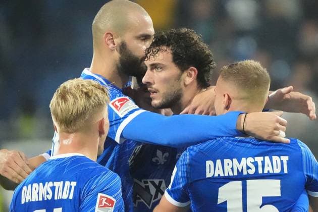 Frasier Hornby SV Darmstadt 98, 09 cheers, celebrate the goal, goal celebration for 1 0 18 10 2024 2 Bundesliga, season 24 25 SV Darmstadt 98 vs 1 FC Köln, Stadion am Boellenfalltor, emonline, emspor,