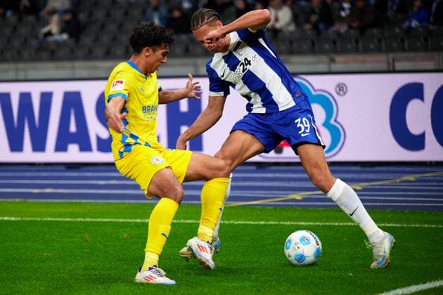 Leon Bell Bell Eintracht Braunschweig, 19 , Derry Scherhant Hertha BSC, 39 , GER, Hertha BSC vs Eintracht Braunschweig, Soccer Men, 2 Bundesliga, Season 2024 2025, 09 Matchday, 18 10 2024 DFL REGULATES PROHIBIT ANY USE OF PHOTOGRAPHS AS IMAGE SEQUENCES AND OR QUASI VIDEO GER, Hertha BSC vs Eintracht Braunschweig, Mens football, Bundesliga 2, Season 2024 2025, 09 Matchday, 18 10 2024 Berlin Copyright: xEibner-Pressefotox xClaudiusxRauchx EP_CRH