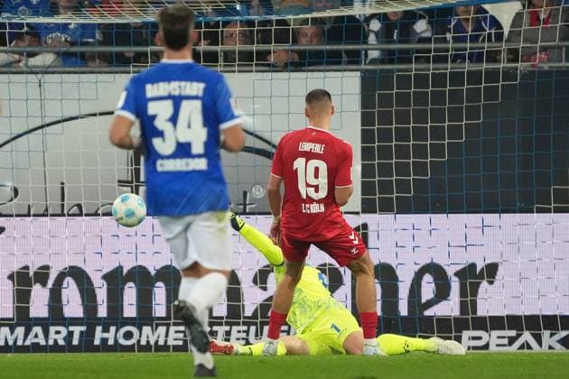 Tim Lemperle 1 FC Köln scores the goal to equalize 1 1 against goalkeeper Marcel Schuhen SV Darmstadt 98, 01 18 10 2024 2 Bundesliga, Season 24 25 SV Darmstadt 98 vs 1 FC Köln, Stadion am Boellenfalltor, emonline, emspor,