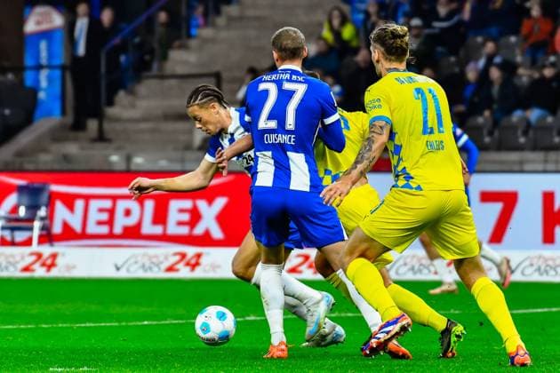 18 10 2024, xlakx, Fußball 2 Bundesliga, Hertha BSC Berlin Eintracht Braunschweig emspor, v l am Ball Derry Scherhant Hertha BSC 39 ,Kevin Ehlers Eintracht Braunschweig 21 ,Michael Cuisance Hertha BSC 27 ,Zweikampf, Duell, Kampf, tackle DFL DFB REGULATIONS PROHIBIT ANY USE OF PHOTOGRAPHS as IMAGE SEQUENCES and or QUASI VIDEO Daniel Lakomski Jan Huebner Berlin Daniel Lakomski