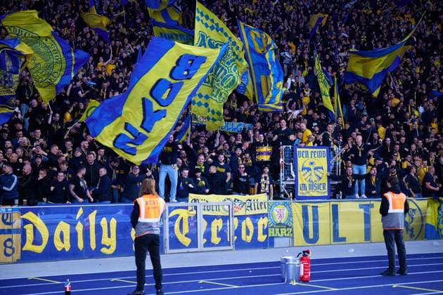 Eintracht Braunschweig fans cheer after 1 0 goal, GER, Hertha BSC vs Eintracht Braunschweig, Soccer Men, 2 Bundesliga, Season 2024 2025, 09 Matchday, 18 10 2024 DFL REGULATIONS PROHIBIT ANY USE OF PHOTOGRAPHS AS IMAGE SEQUENCES AND OR QUASI VIDEO GER, Hertha BSC vs Eintracht Braunschweig, Soccer Men, 2 Bundesliga, Season 2024 2025, 09 Matchday, 18 10 2024 Berlin Copyright: xEibner-Pressefotox xClaudiusxRauchx EP_CRH