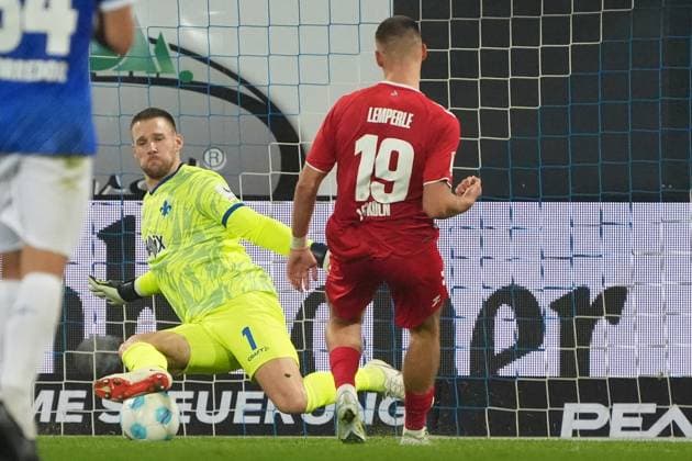 Tim Lemperle 1 FC Köln scores the goal to equalize 1 1 against goalkeeper Marcel Schuhen SV Darmstadt 98, 01 18 10 2024 2 Bundesliga, Season 24 25 SV Darmstadt 98 vs 1 FC Köln, Stadion am Boellenfalltor, emonline, emspor,