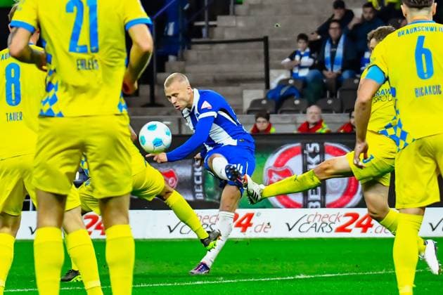18 10 2024, xlakx, Fußball 2 Bundesliga, Hertha BSC Berlin Eintracht Braunschweig emspor, v l Jon Dagur Thorsteinsson Hertha BSC 24 ,Torschuss DFL DFB REGULATIONS PROHIBIT ANY USE OF PHOTOGRAPHS as IMAGE SEQUENCES and or QUASI VIDEO Daniel Lakomski Jan Huebner Berlin Daniel Lakomski