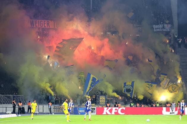 Berlin, 18 10 24, Soccer, 2 Bundesliga, Matchday 9, Hertha BSC Eintracht Braunschweig, Olympiastadion Fans von xxx zünden bengalisches Feuer DFL regulations and DFB regulations prohibit any use of photographs as image sequences and or quasi video, Foto Andreas Gora Hertha BSC Eintracht Braunschweig