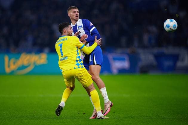 Fabio Kaufmann Eintracht Braunschweig, 07 , Marton Dardai Hertha BSC, 31 , GER, Hertha BSC vs Eintracht Braunschweig, Soccer Men, 2 Bundesliga, Season 2024 2025, 09 Matchday, 18 10 2024 DFL REGULATES PROHIBIT ANY USE OF PHOTOGRAPHS AS IMAGE SEQUENCES AND OR QUASI VIDEO GER, Hertha BSC vs Eintracht Braunschweig, Soccer Men, 2 Bundesliga, Season 2024 2025, 09 Matchday, 18 10 2024 Berlin Copyright: xEibner-Pressefotox xClaudiusxRauchx EP_CRH