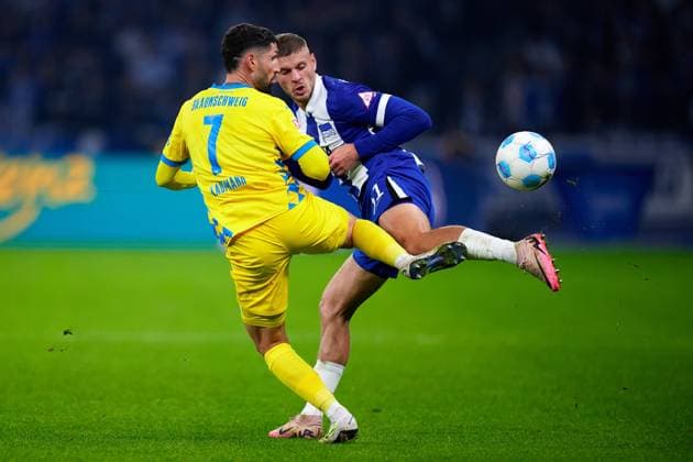 Fabio Kaufmann Eintracht Braunschweig, 07 , Marton Dardai Hertha BSC, 31 , GER, Hertha BSC vs Eintracht Braunschweig, Soccer Men, 2 Bundesliga, Season 2024 2025, 09 Matchday, 18 10 2024 DFL REGULATES PROHIBIT ANY USE OF PHOTOGRAPHS AS IMAGE SEQUENCES AND OR QUASI VIDEO GER, Hertha BSC vs Eintracht Braunschweig, Soccer Men, 2 Bundesliga, Season 2024 2025, 09 Matchday, 18 10 2024 Berlin Copyright: xEibner-Pressefotox xClaudiusxRauchx EP_CRH