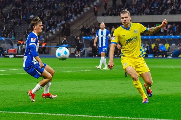 18 10 2024, xlakx, Fußball 2 Bundesliga, Hertha BSC Berlin Eintracht Braunschweig emspor, v l Michal Karbownik Hertha BSC 33 ,Kevin Ehlers Eintracht Braunschweig 21 ,Zweikampf, Duell, Kampf, tackle DFL DFB REGULATIONS PROHIBIT ANY USE OF PHOTOGRAPHS as IMAGE SEQUENCES and or QUASI VIDEO Daniel Lakomski Jan Huebner Berlin Daniel Lakomski