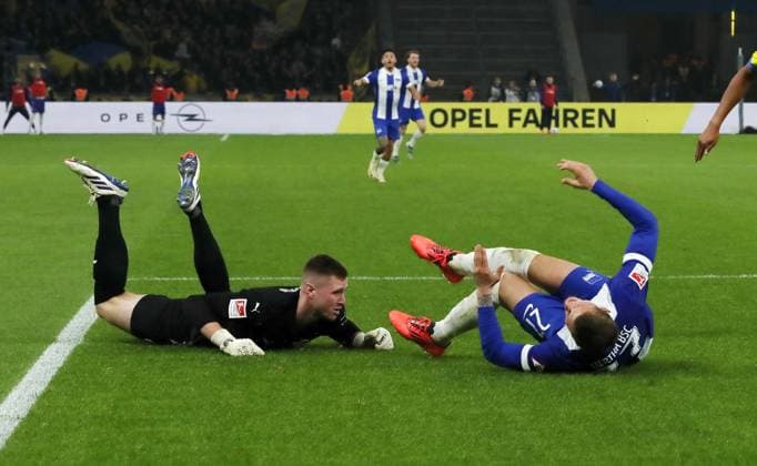 Goalkeeper Lennart Grill Emergency stop on Michael Cuisance Sport Football Soccer DFL 2 Bundesliga Men 9 Matchday Season 2024 2025 18 10 2024 Hertha BSC Berlin vs Eintracht Braunschweig BTSV DFL regulations prohibit any use of photographs as image sequences and or quasi video