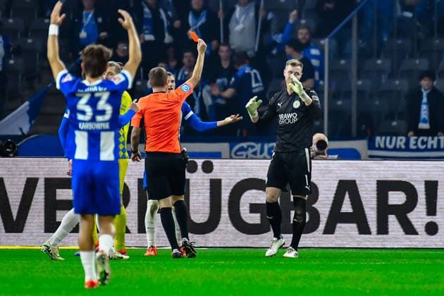 18 10 2024, xlakx, Soccer 2 Bundesliga, Hertha BSC Berlin Eintracht Braunschweig emspor, v l Lennart Grill Eintracht Braunschweig 1 ,gets the red card DFL DFB REGULATIONS PROHIBIT ANY USE OF PHOTOGRAPHS as IMAGE SEQUENCES and or QUASI VIDEO Daniel Lakomski Jan Huebner Berlin Daniel Lakomski