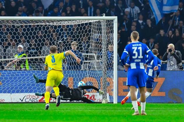 18 10 2024, xlakx, Fußball 2 Bundesliga, Hertha BSC Berlin Eintracht Braunschweig emspor, v l jubilation after the 1 1 by a penalty kick from Michael Cuisance Hertha BSC 27 , DFL DFB REGULATIONS PROHIBIT ANY USE OF PHOTOGRAPHS as IMAGE SEQUENCES and or QUASI VIDEO Daniel Lakomski Jan Huebner Berlin Daniel Lakomski