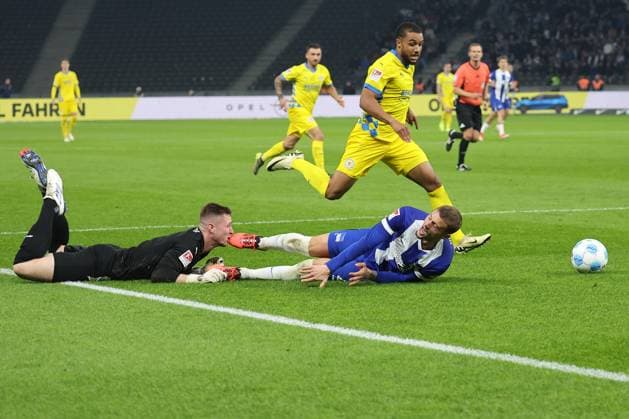 Berlin, 18 10 24, Soccer, 2 Bundesliga, Matchday 9, Hertha BSC Eintracht Braunschweig, Olympiastadion Goalkeeper Lennart Grill of Eintracht Braunschweig fights for the ball against Berlins Mickal Cuisance DFL regulations and DFB regulations prohibit any use of photographs as image sequences and or quasi video, Foto Andreas Gora Hertha BSC Eintracht Braunschweig