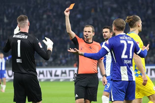 Berlin, 18 10 24, Soccer, 2 Bundesliga, Matchday 9, Hertha BSC Eintracht Braunschweig, Olympiastadion Goalkeeper Lennart Grill of Eintracht Braunschweig fouls Berlins Mickal Cuisance and receives the red card DFL regulations and DFB regulations prohibit any use of photographs as image sequences and or quasi video, Foto Andreas Gora Hertha BSC Eintracht Braunschweig