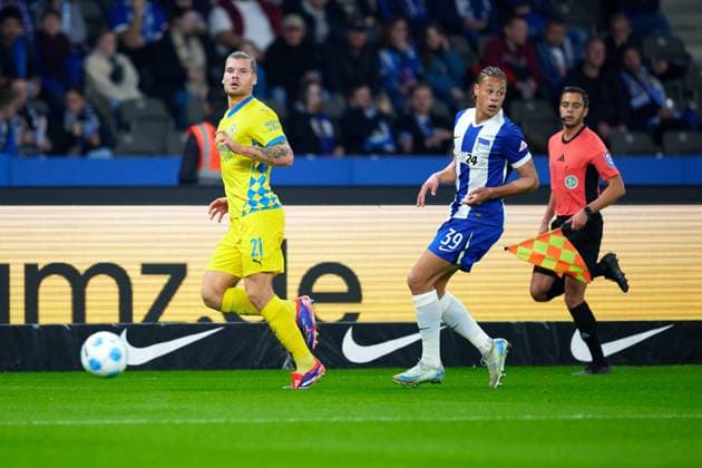 Kevin Ehlers Eintracht Braunschweig, 21 , Derry Scherhant Hertha BSC, 39 , GER, Hertha BSC vs Eintracht Braunschweig, Soccer Men, 2 Bundesliga, Season 2024 2025, 09 Matchday, 18 10 2024 DFL REGULATES PROHIBIT ANY USE OF PHOTOGRAPHS AS IMAGE SEQUENCES AND OR QUASI VIDEO GER, Hertha BSC vs Eintracht Braunschweig, Mens football, Bundesliga 2, Season 2024 2025, 09 Matchday, 18 10 2024 Berlin Copyright: xEibner-Pressefotox xClaudiusxRauchx EP_CRH