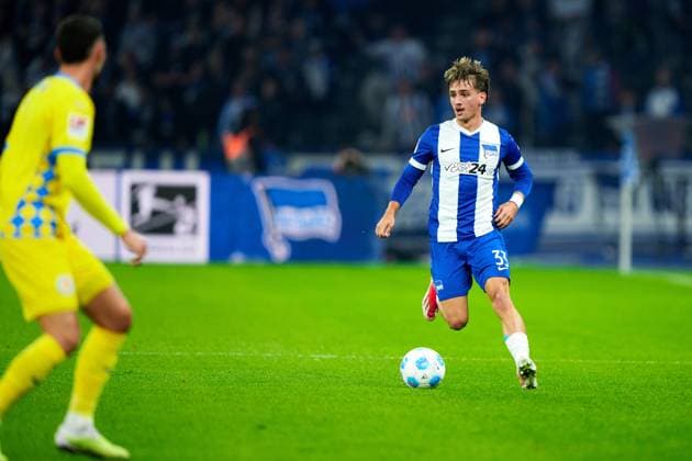 Michal Karbownik Hertha BSC, 33 , GER, Hertha BSC vs Eintracht Braunschweig, Soccer Men, 2 Bundesliga, Season 2024 2025, 09 Matchday, 18 10 2024 DFL REGULATIONS PROHIBIT ANY USE OF PHOTOGRAPHS AS IMAGE SEQUENCES AND OR QUASI VIDEO GER, Hertha BSC vs Eintracht Braunschweig, Soccer Men, 2 Bundesliga, Season 2024 2025, 09 Matchday, 18 10 2024 Berlin Copyright: xEibner-Pressefotox xClaudiusxRauchx EP_CRH