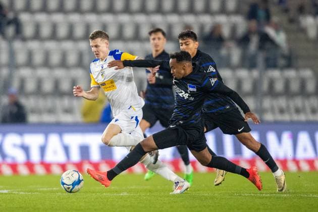 Jena , 181024, Soccer Regionalliga , FC Carl Zeiss Jena vs Hertha BSC U23 in the picture Ken Gipson Jena vs Bilal Hussein Berlin