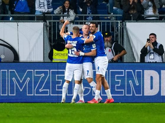 Isac Lidberg SV Darmstadt 98, 07 and team celebrate the goal zium 3 1, GER, SV Darmstadt 98 vs 1 FC Koeln, Football, 2 Bundesliga, Matchday 9, Season 2024 2025, 18 10 2024 DFL REGULATIONS PROHIBIT ANY USE OF PHOTOGRAPHS as IMAGE SEQUENCES and or QUASI VIDEO GER, SV Darmstadt 98 vs 1 FC Koeln, Football, 2 Bundesliga, Matchday 9, Season 2024 2025, 18 10 2024 Darmsatdt Copyright: xEibner-Pressefoto FlorianxWieganx EP_FWD