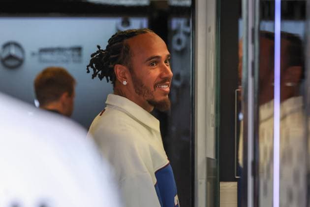 Sport Bilder des Tages AUSTIN, TX - OCTOBER 18: Mercedes AMG Petronas F1 Team driver Lewis Hamilton (44) of the United Kingdom smiles as he enters his teams garage before the first practice session of the Formula 1 Pirelli United States Grand Prix on October 18, 2024, at Circuit of The Americas in Austin, Texas. (Photo by David Buono Icon Sportswire) AUTO: OCT 18 F1 Pirelli United States Grand Prix EDITORIAL USE ONLY Icon2410180461