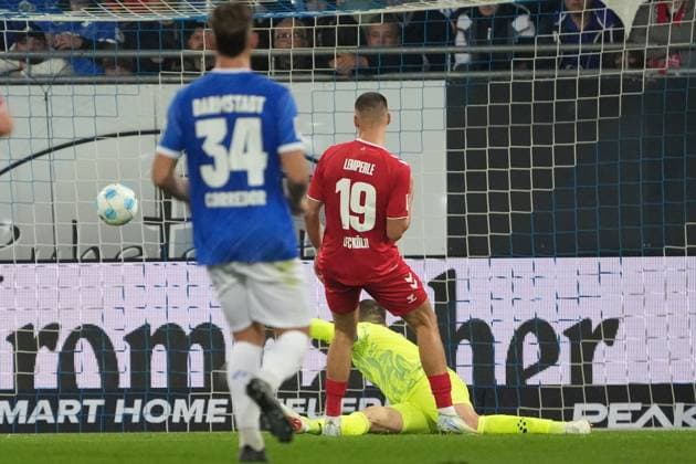 Tim Lemperle 1 FC Köln scores the goal to equalize 1 1 against goalkeeper Marcel Schuhen SV Darmstadt 98, 01 18 10 2024 2 Bundesliga, Season 24 25 SV Darmstadt 98 vs 1 FC Köln, Stadion am Boellenfalltor, emonline, emspor,