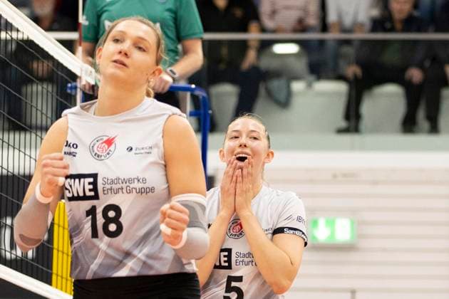 1 Volleyball Bundesliga Women Schwarz Weiss Erfurt vs USC Münster Erfurt 18 10 2024 Isabella Noble 5 Schwarz Weiss Erfurt and Kaylee Oscarson 18 Schwarz Weiss Erfurt left 1 Volleyball Bundesliga Women Schwarz Weiss Erfurt vs USC Münster Riethsporthalle Erfurt 18 10 2024 Copyright: xBEAUTIFULxSPORTS Duehringx