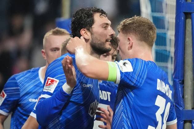 celebrate the goal, goal celebration for 2 1 Frasier Hornby SV Darmstadt 98, 09 18 10 2024 2 Bundesliga, season 24 25 SV Darmstadt 98 vs 1 FC Köln, Stadion am Boellenfalltor, emonline, emspor,