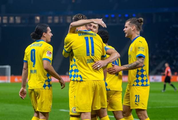 Soccer, Men, Season 2024 2025, 2 Bundesliga 9 Matchday , Hertha BSC Eintracht Braunschweig, f l Rayan Philippe Braunschweig , Levente Szabo Braunschweig , Ermin Bicakcic Braunschweig , Johan Gomez Braunschweig , Kevin Ehlers Braunschweig , Cheering after goal to 0 1, 18 10 2024, Copyright: xSebastianxRäppold MatthiasxKochx