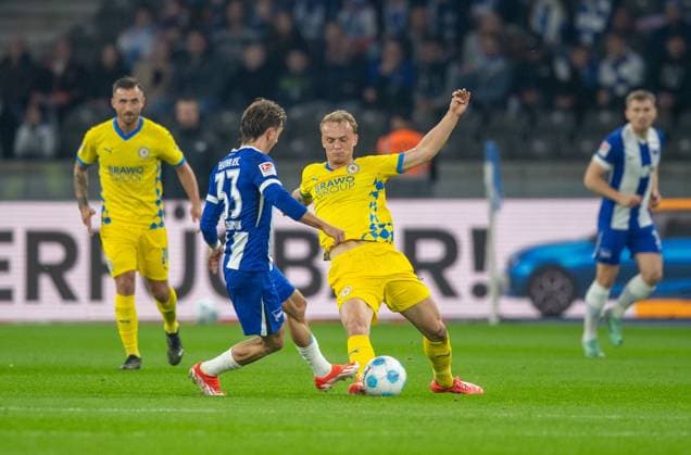 Soccer, Men, Season 2024 2025, 2 Bundesliga 9 Matchday , Hertha BSC Eintracht Braunschweig, v l Michal Karbownik Hertha BSC , Niklas Tauer Braunschweig , 18 10 2024, Copyright: xSebastianxRäppold MatthiasxKochx