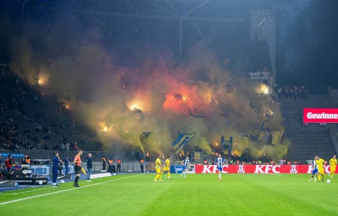 Soccer, Men, Season 2024 2025, 2 Bundesliga 9 Matchday , Hertha BSC Eintracht Braunschweig, Fans of Braunschweig ignite pyrotechnics, 18 10 2024, Copyright: xSebastianxRäppold MatthiasxKochx