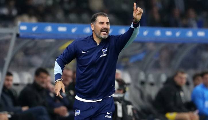 Coach Cristian Fiel pointing, gesturing action upper body Sports Football Soccer DFL 2 Bundesliga Men 9 Matchday Season 2024 2025 18 10 2024 Hertha BSC Berlin vs Eintracht Braunschweig BTSV DFL regulations prohibit any use of photographs as image sequences and or quasi video