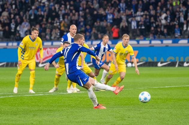 Soccer, Men, Season 2024 2025, 2 Bundesliga 9 Matchday , Hertha BSC Eintracht Braunschweig, Michael Cuisance Hertha BSC scores from the penalty spot to make it 1 1, 18 10 2024, Copyright: xSebastianxRäppold MatthiasxKochx